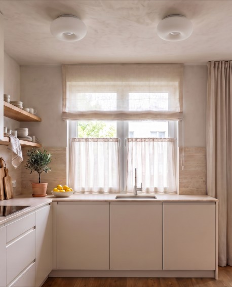 Dwa plafony sufitowe BIANTE D28 Lumina Deco zamontowane w jasnej kuchni nad blatem