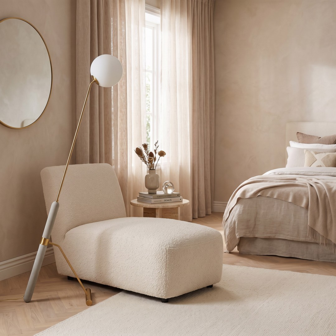 Stojąca lampa GRANINO W1 o oryginalnym designie w sypialni urządzonej w jasnych kolorach