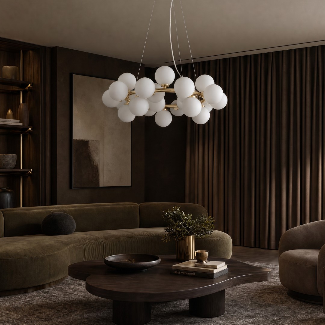Nowoczesna lampa wisząca Marsiada 25 lumina deco w aranżacji salonu, złoty żyrandol z białymi kulami