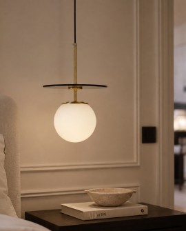 Elegancka czarno-złota szczotkowana lampa wisząca z białym szklanym kloszem Lumina Deco model Daltona
