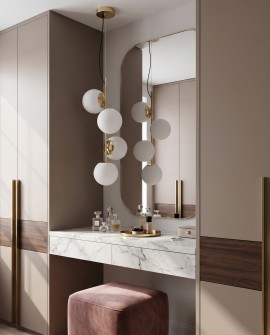 Nowoczesna oprawa STELVIO W4 z czterema kulistymi kloszami i złotą ramą od Lumina Deco