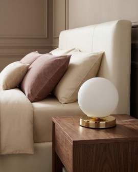 Nowoczesna lampa stołowa Fredica W1 z dużą białą kulą na złotej podstawie w stylu minimalistycznym