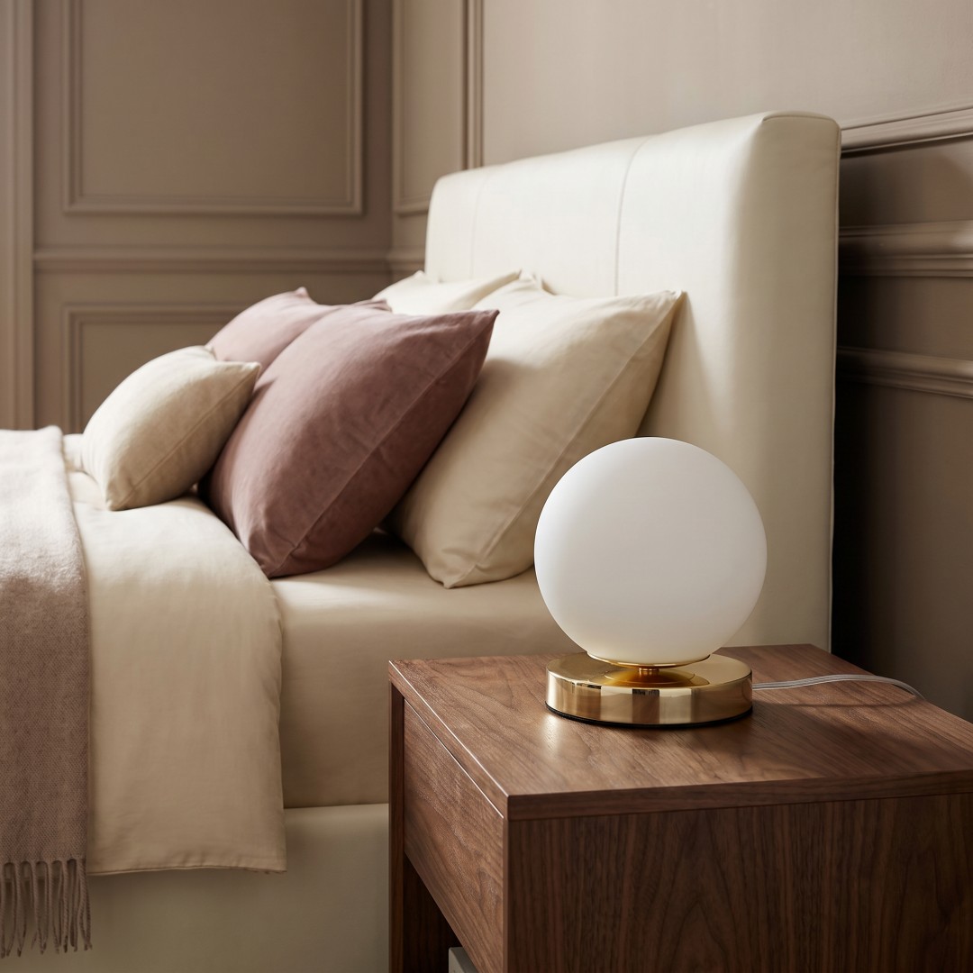 Lampa stołowa z białą kulą na złotej podstawie Fredica W1 Lumina Deco na konsoli przy lustrze w eleganckim wnętrzu