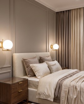 Wykończony w kolorze złota szczotkowanego kinkiet SORENTO D15 Lumina Deco z kulistym białym kloszem