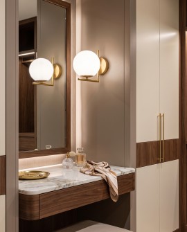 Wykończony w kolorze złota szczotkowanego kinkiet SORENTO D15 Lumina Deco z kulistym białym kloszem