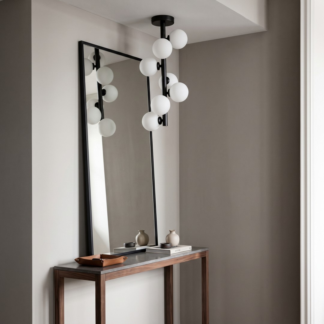 Minimalistyczna lampa z białymi kulami w jasnym przedpokoju