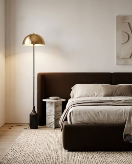 Nowoczesna lampa stojąca INEA ze złotą szczotkowaną kopułą i czarną podstawą od Lumina Deco
