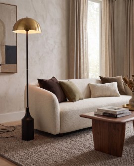 Nowoczesna lampa stojąca INEA ze złotą szczotkowaną kopułą i czarną podstawą od Lumina Deco