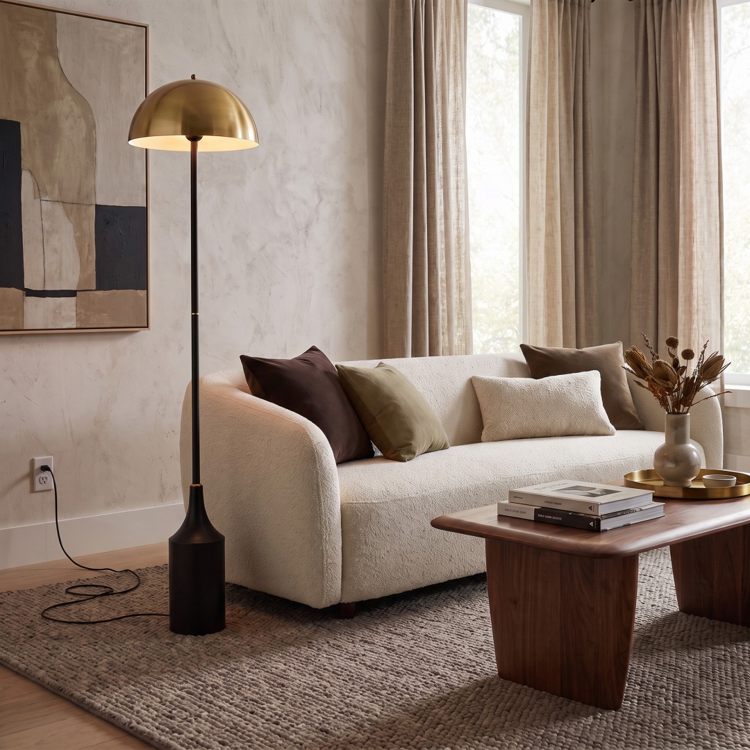 Elegancka lampa podłogowa INEA firmy Lumina Deco w aranżacji salonu z drewnianym stolikiem