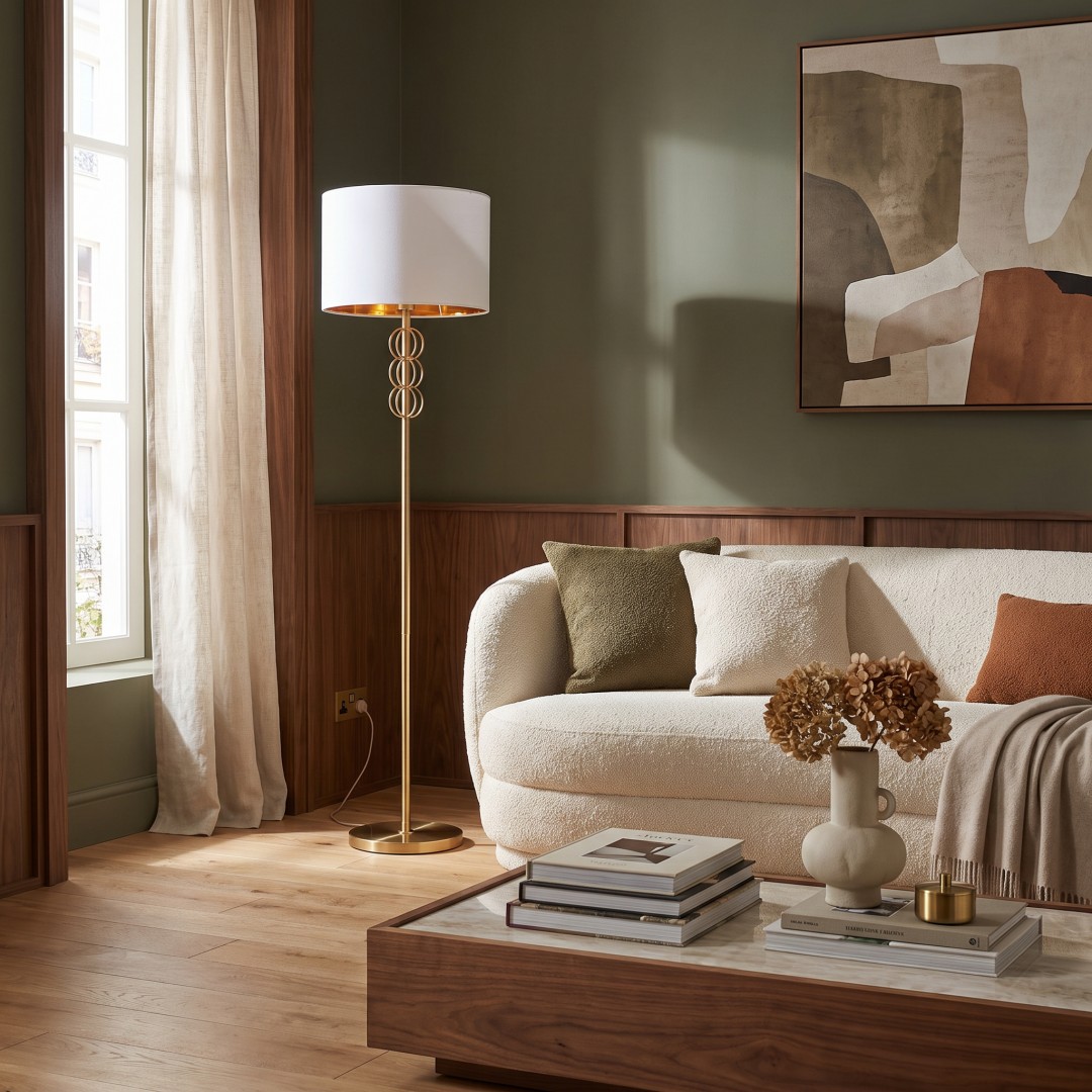 Elegancka lampa podłogowa AZZARIA do salonu z jasnymi i drewnianymi dodatkami