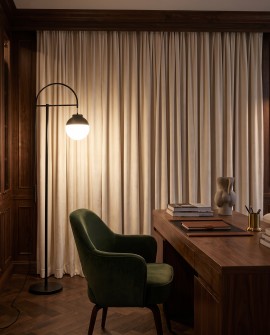 Stojąca lampa Lumina Deco BERTINI o łukowej budowie i białym kloszu