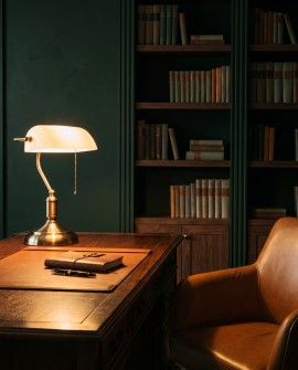Klasyczny bankierski model lampy stołowej z białym szklanym kloszem i mosiężnym wykończeniem