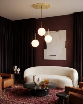Lampa wisząca z okrągłą złotą podsufitką i trzema mlecznymi kloszami Fredica W3