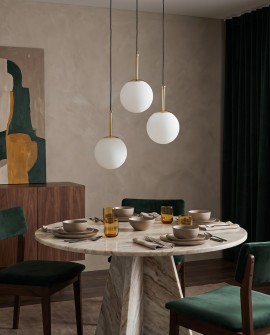 Lampa wisząca z okrągłą złotą podsufitką i trzema mlecznymi kloszami Fredica W3