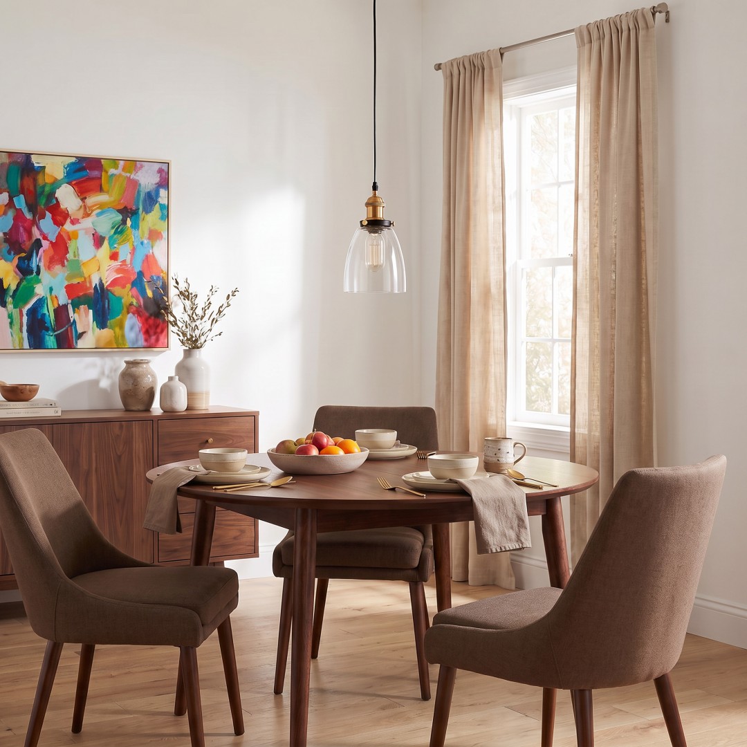 Lampa wisząca z przezroczystym kloszem zamontowana w eleganckiej jadalni