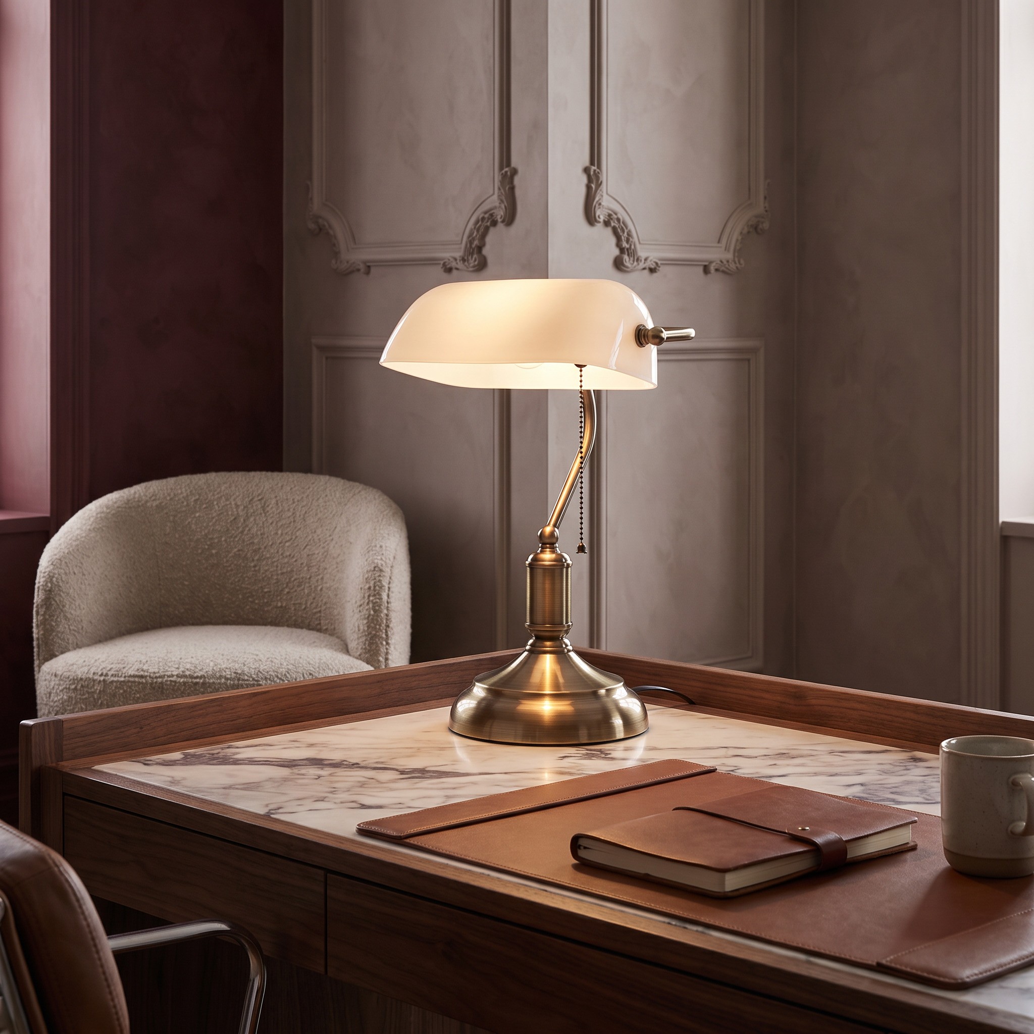 Klasyczna lampa bankierska biurkowa biała BANKER CLASSIC we wnętrzu